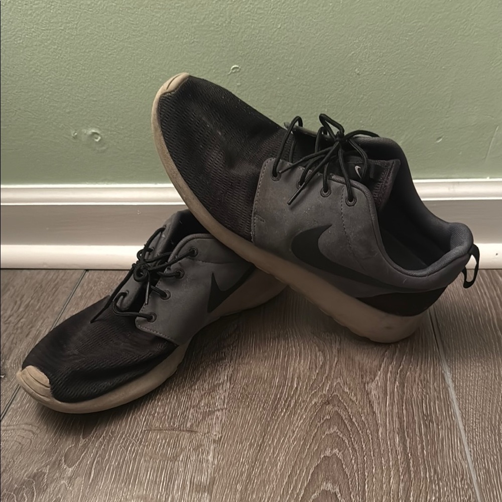 Nike Men's Black and Gray Roshe runs